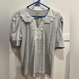 Ann Taylor Loft grey s/s top. Med